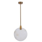 Lampa wisząca Marble D30 z mosiężnym wykończeniem, z okrągłym kloszem z białego marmuru. Ujęcie frontalne, zawieszona na cienkim, prostym przewodzie. Idealna do nowoczesnych aranżacji wnętrz. Wbudowane źródło światła LED 12W.