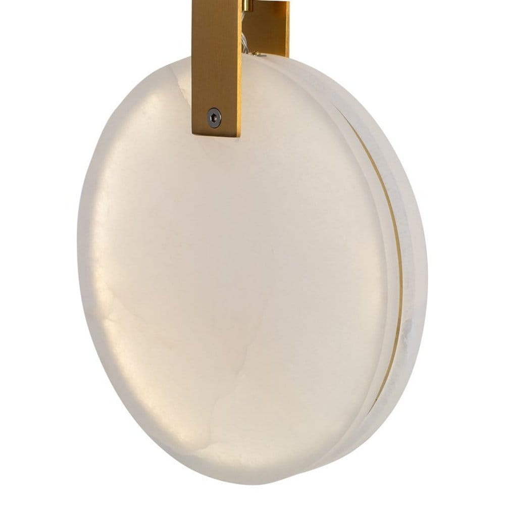 Lampa wisząca Marble D30 z okrągłym kloszem w kolorze białym, wykonanym z materiału imitującego marmur, zawieszona na metalowym uchwycie w mosiężnym kolorze. Klosz emituje światło LED o mocy 12W. Ujęcie z boku.