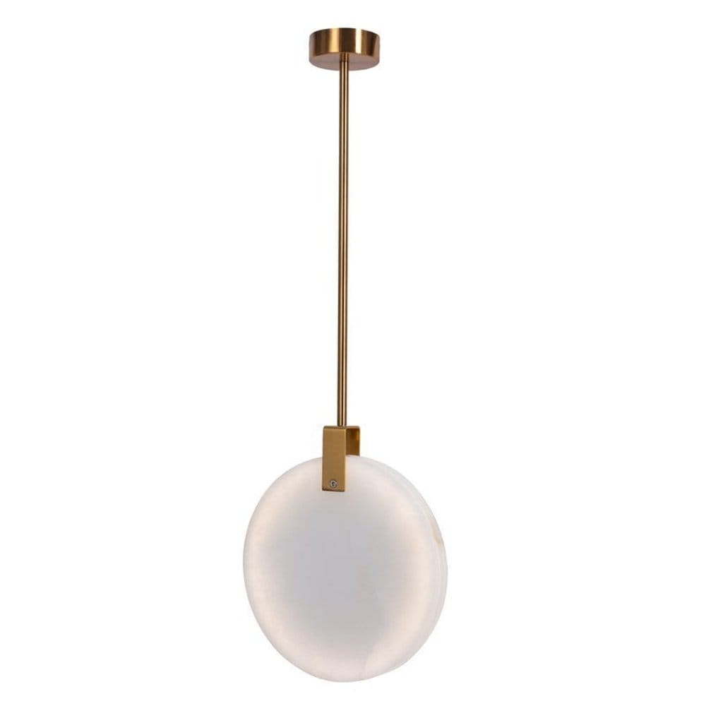 Lampa wisząca Marble D30 z mosiężnym wykończeniem, wyposażona w jedno źródło światła LED o mocy 12W. Kula ze szkła w białym kolorze, zawieszona na cienkim mosiężnym stelażu, prezentuje się w pozycji pionowej.