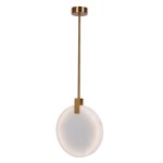 Lampa wisząca Marble D30 z mosiężnym wykończeniem, wyposażona w jedno źródło światła LED o mocy 12W. Kula ze szkła w białym kolorze, zawieszona na cienkim mosiężnym stelażu, prezentuje się w pozycji pionowej.