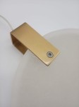 Lampa wisząca Marble D30 z mosiężnym uchwytem i białym kloszem z materiału imitującego marmur. Uchwyty w kolorze złotym, widoczna śruba mocująca. Produkt zawiera 1x LED/12W. Ujęcie z góry, na białym tle.