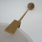 Lampa wisząca Marble D30 z mosiężnym wykończeniem, z bliska pokazująca detale mocowania. Posiada okrągły klosz w kolorze białym, zawieszona na cienkiej, złotej rurce, na jednolitym tle.