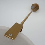 Lampa wisząca Marble D30 z mosiężnym wykończeniem, zawieszona na długim pręcie. Widoczny detal montażowy i okrągła podsufitka. Szklany klosz z białego materiału emitujący światło LED 12W. Tło proste, białe.
