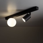 Lampa sufitowa Vox w kolorze czarnym, z jedną kulistą oprawą LED (GU10) i jedną reflektorową (G9). Ujęcie z góry, pokazujące sufitową instalację z dwiema różnymi źródłami światła na metalowej belce.
