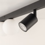 Lampa sufitowa Vox w kolorze czarnym, z dwoma punktami świetlnymi na żarówki GU10 i G9. Ujęcie z boku, pokazujące cylindryczny reflektor oraz okrągłe klosze. Montowana do sufitu, idealna do nowoczesnych wnętrz.