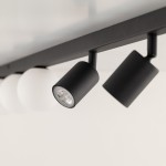 Lampa sufitowa Vox w kolorze czarnym z trzema punktowymi źródłami światła GU10 oraz trzema G9. Ujęcie z boku, ukazujące detale opraw z matowym wykończeniem. Idealna do nowoczesnych wnętrz.