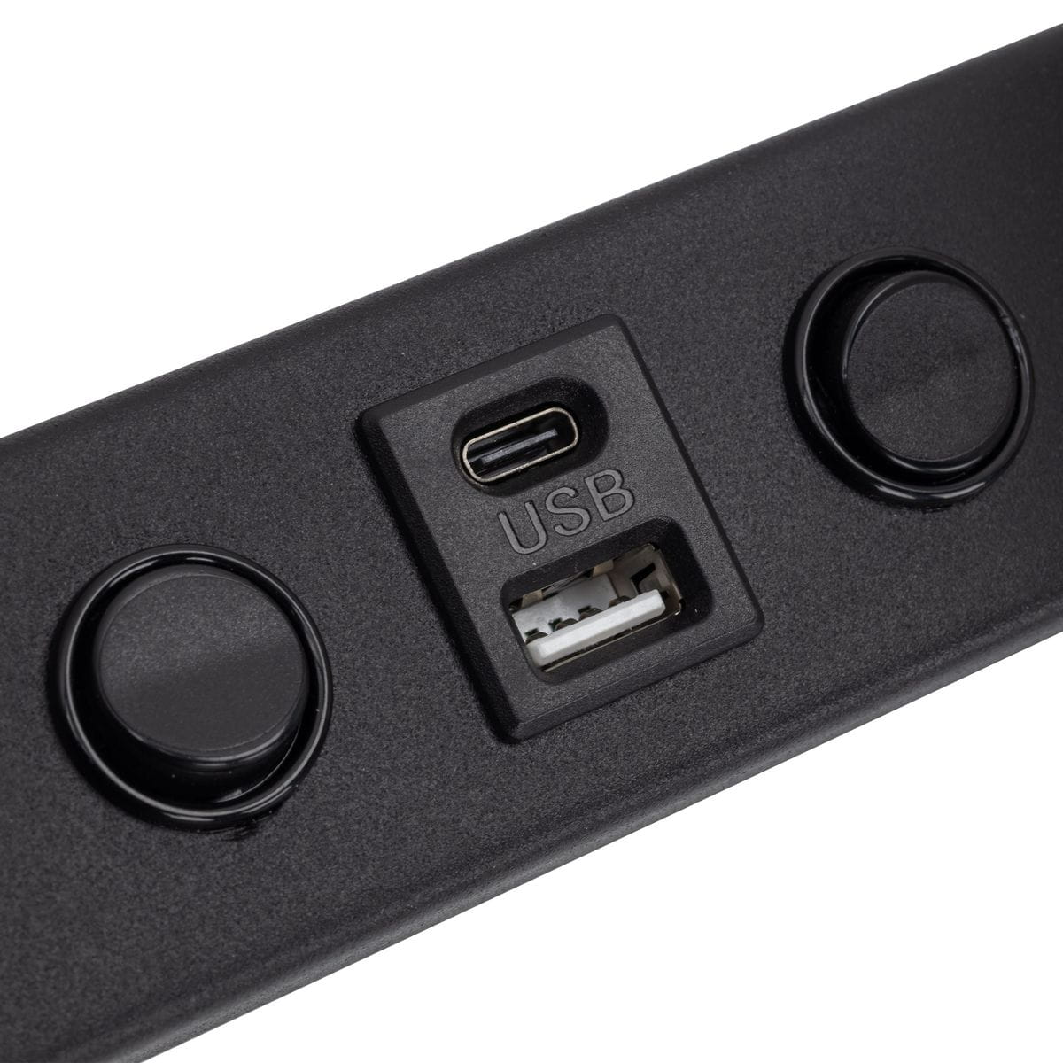 Czarny kinkiet Vox z portem USB, z widocznymi złączami: USB typu C i standardowym USB, oraz przyciskiem. Kinkiet o prostym designie, idealny do nowoczesnych wnętrz, montowany na ścianie.