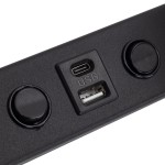 Czarny kinkiet Vox z portem USB, z widocznymi złączami: USB typu C i standardowym USB, oraz przyciskiem. Kinkiet o prostym designie, idealny do nowoczesnych wnętrz, montowany na ścianie.
