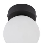 Czarna lampa sufitowa Vox z oprawą na jedną żarówkę G9. Okrągły klosz z matowego szkła w białym kolorze, montowany blisko sufitu. Widoczne mocowanie z czarnym wykończeniem, zapewniające prosty i nowoczesny design.