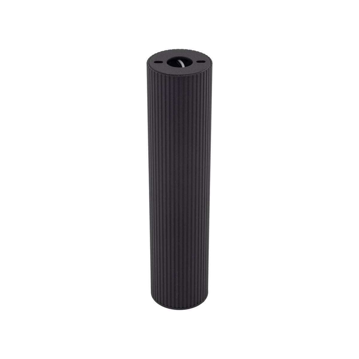 Tune L lampa sufitowa w kolorze czarnym, cylindryczna, z wyżłobieniami. Ujęta z boku, w pozycji stojącej, przeznaczona do jednej żarówki GU10. Tło neutralne, co podkreśla elegancki wygląd lampy.