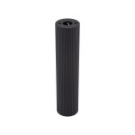 Tune L lampa sufitowa w kolorze czarnym, cylindryczna, z wyżłobieniami. Ujęta z boku, w pozycji stojącej, przeznaczona do jednej żarówki GU10. Tło neutralne, co podkreśla elegancki wygląd lampy.