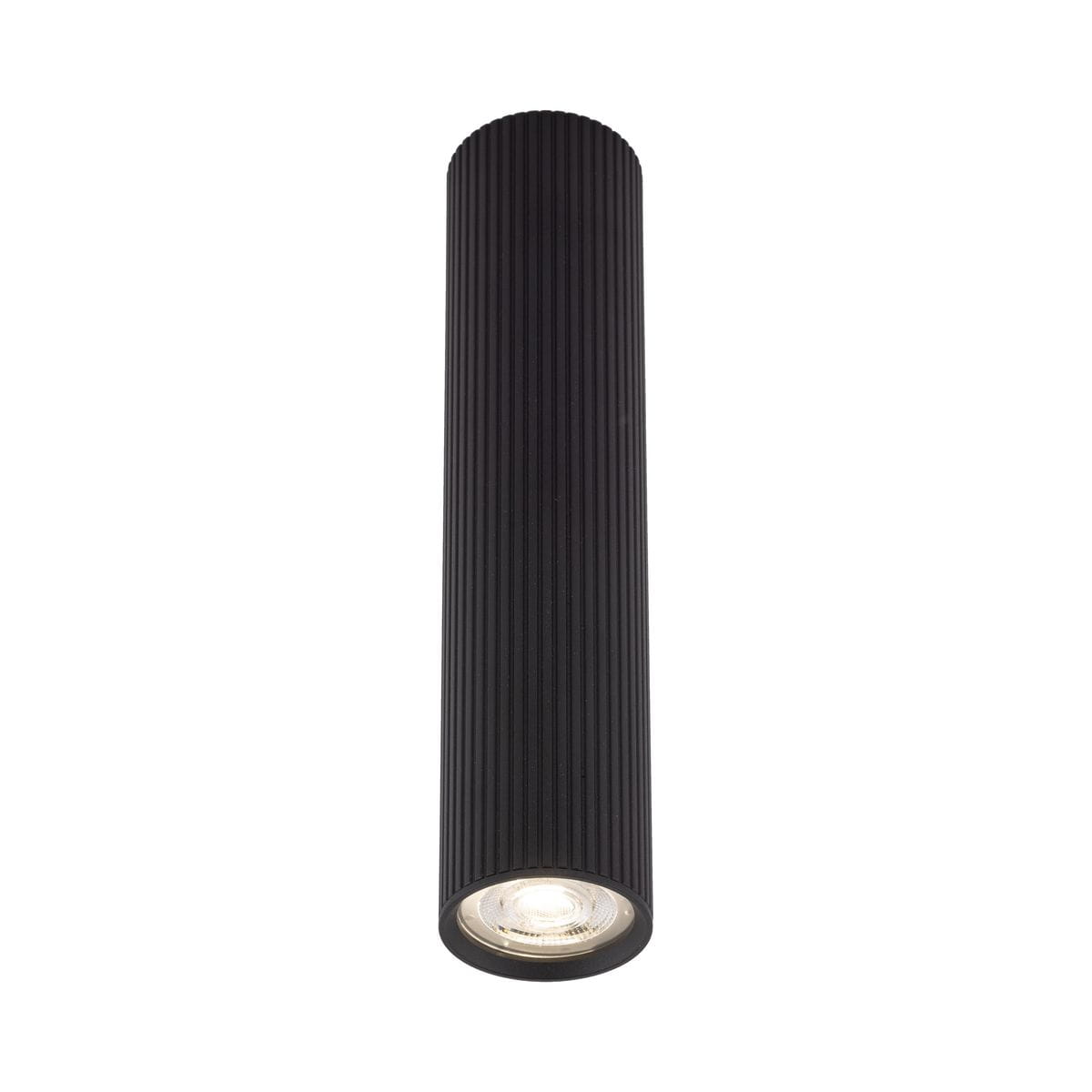 Lampa sufitowa Tune L w kolorze czarnym, z cylindrycznym kształtem i teksturowaną, żłobioną powierzchnią. Wyposażona w jeden gwint GU10, umieszczona w pozycji wiszącej, z widoczną żarówką na dole. Tło jasne, co podkreśla produkt.
