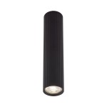 Lampa sufitowa Tune L w kolorze czarnym, z cylindrycznym kształtem i teksturowaną, żłobioną powierzchnią. Wyposażona w jeden gwint GU10, umieszczona w pozycji wiszącej, z widoczną żarówką na dole. Tło jasne, co podkreśla produkt.