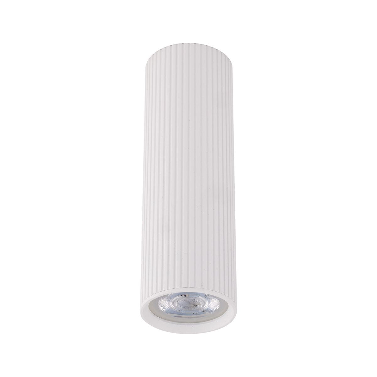 Lampa sufitowa Tune M w kolorze białym, cylindryczna, z poziomymi żłobieniami, wyposażona w jedno gniazdo GU10. Ujęcie z góry, lampa zawieszona, widoczna żarówka na dole. Idealna do nowoczesnych wnętrz.