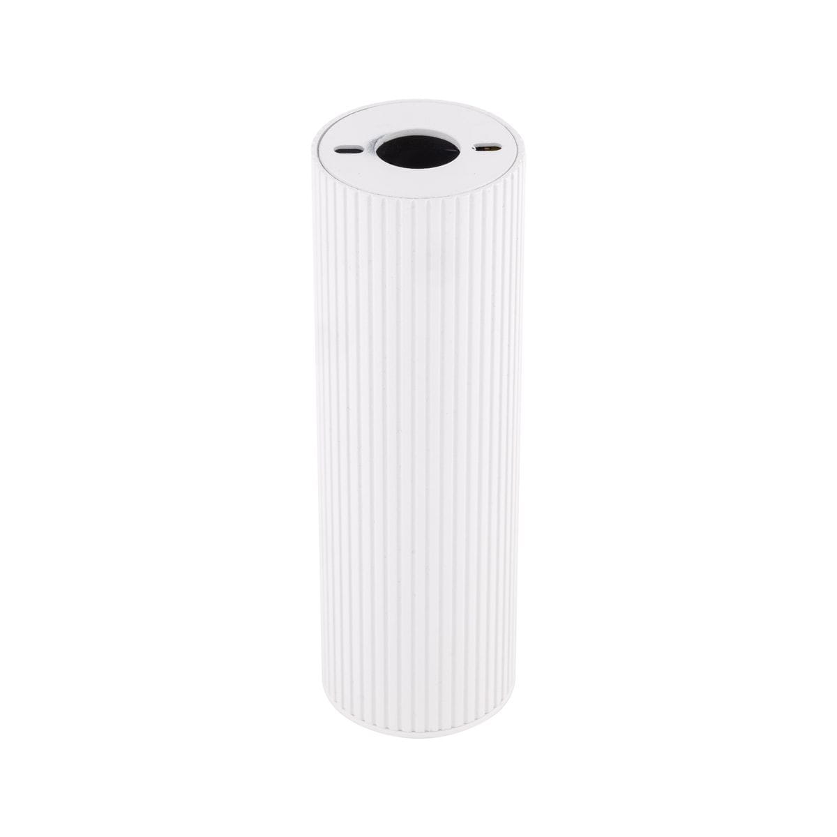Lampa sufitowa Tune M w kolorze białym, cylindryczna, z widocznymi rowkami na powierzchni. U góry otwór na żarówkę GU10, urządzenie stoi pionowo. Prosty design, idealna do nowoczesnych wnętrz.