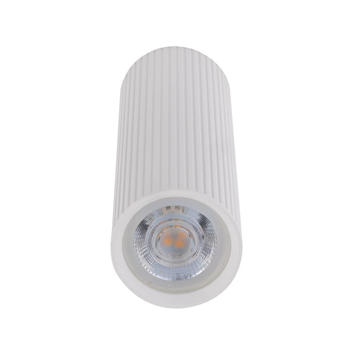 Lampa sufitowa Tune M, biała, z oprawą w kształcie cylindrycznym z rowkami. Zainstalowane źródło światła GU10 jest widoczne na dole. Umiejscowiona w pozycji pionowej, na jednolitym tle. Idealna do nowoczesnych wnętrz.