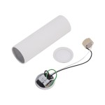 Biała lampa sufitowa Tune M z oprawą na jedną żarówkę GU10. Cylindryczny kształt z rowkowanej struktury. Widoczne elementy instalacyjne, w tym metalowa podstawka z przewodami. Podstawa o okrągłym kształcie i pokrywa.