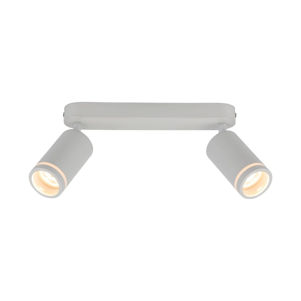 Biała lampa sufitowa z dwoma ruchomymi punktami świetlnymi, wykonana z metalu, montowana na prostokątnej podstawie. Kształt cylindryczny reflektorów z widocznymi żarówkami GU10. Lampa umieszczona w pozycji poziomej, na białym tle.