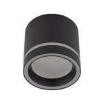 Czarna lampa sufitowa Jet z oprawą na 1xGX53, o cylindrycznym kształcie, z matowym wykończeniem i srebrną linią dekoracyjną u podstawy. Ujęcie z góry, ukazujące wnętrze lampy.