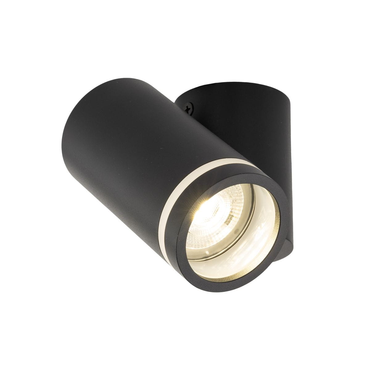 Jet kinkiet (spot) 1xGU10 w kolorze czarnym, cylindryczny kształt z metalowym wykończeniem. Zainstalowany pod kątem, oświetlenie w formie reflektora. Widoczna lampa GU10, z delikatnym pierścieniem w kolorze srebrnym. Tło białe.