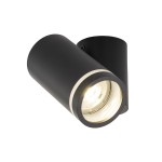 Jet kinkiet (spot) 1xGU10 w kolorze czarnym, cylindryczny kształt z metalowym wykończeniem. Zainstalowany pod kątem, oświetlenie w formie reflektora. Widoczna lampa GU10, z delikatnym pierścieniem w kolorze srebrnym. Tło białe.
