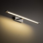 Kinkiet Gallery IP44 w kolorze chromu z jedną diodą LED o mocy 20W. Produkt zamontowany na ścianie, ma prostokątny kształt z wbudowanym źródłem światła, emitującym ciepłe światło na powierzchnię ściany.