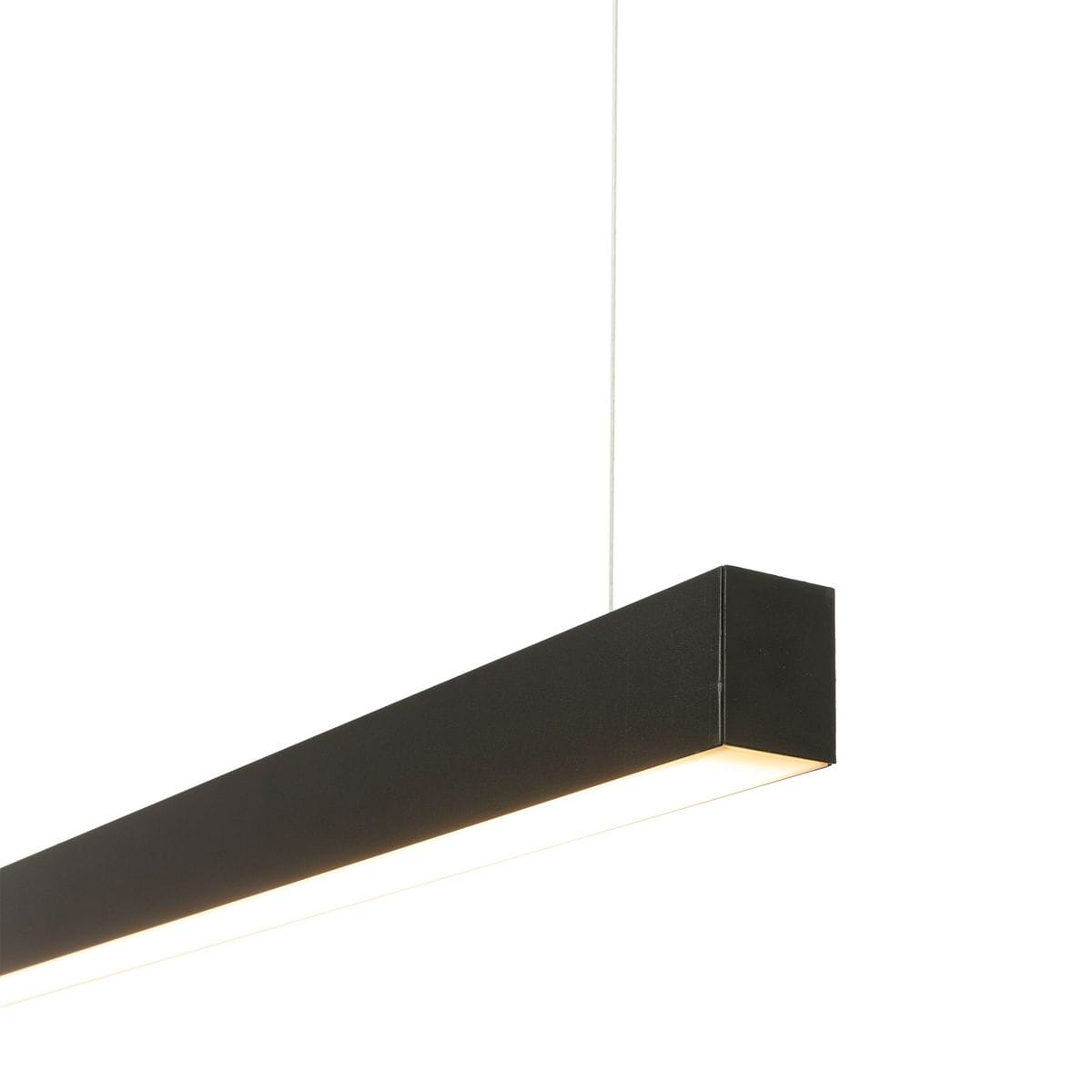 Lampa wisząca Luxe IP54, czarna, z jedną diodą LED o mocy 40W, ma prostokątny kształt. Zawieszona na cienkim przewodzie, emituje ciepłe światło z dolnej krawędzi. Tło białe, podkreśla minimalistyczny design.