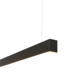Lampa wisząca Luxe IP54, czarna, z jedną diodą LED o mocy 40W, ma prostokątny kształt. Zawieszona na cienkim przewodzie, emituje ciepłe światło z dolnej krawędzi. Tło białe, podkreśla minimalistyczny design.