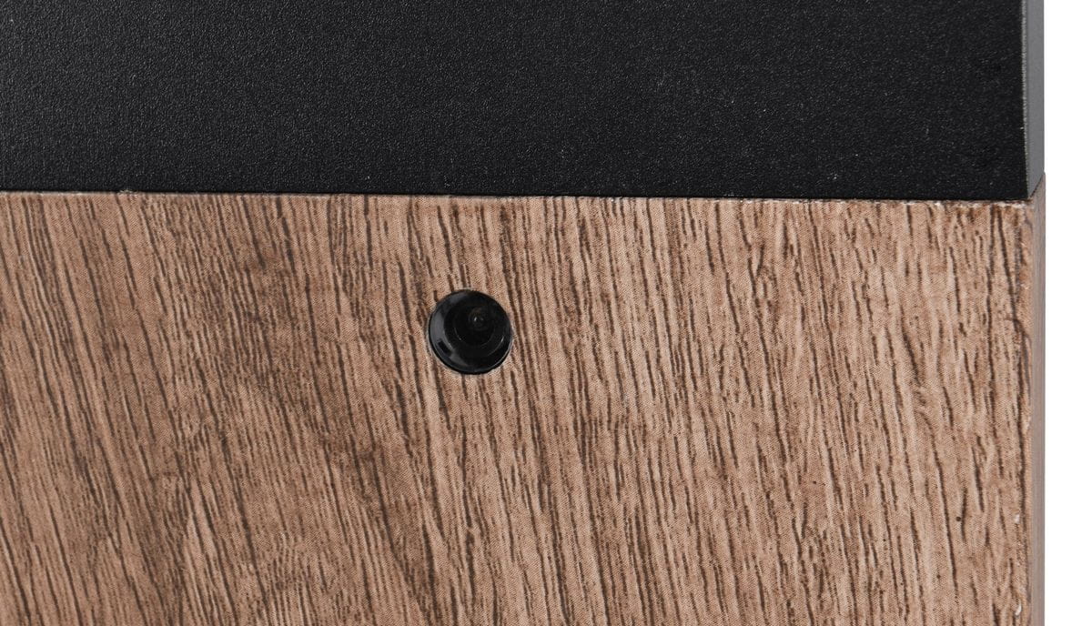 Lampa ogrodowa Ardila H65 w imitacji drewna, z czujnikiem zmierzchu, z widoczną czarną górną częścią i detalem w postaci okrągłego czujnika. Stojąca konstrukcja, idealna do oświetlenia przestrzeni zewnętrznych.