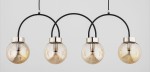 Lampa wisząca Darso 4xE14 w kolorze czarnym z bursztynowymi kloszami. Cztery okrągłe, przezroczyste klosze z metalowymi detalami, zawieszone na czarnych łukach. Ujęcie frontalne, na jednolitym tle.
