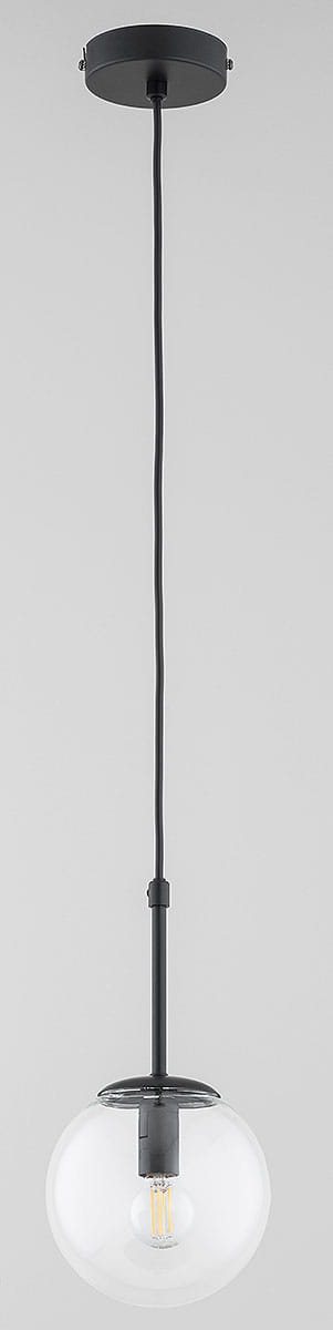 Czarna lampa wisząca Sebia z jednym gniazdem E14, zawieszona na długim przewodzie. Szklana kula o przezroczystym wykończeniu, z metalowym mocowaniem. Prosty, minimalistyczny design, idealna do nowoczesnych wnętrz.