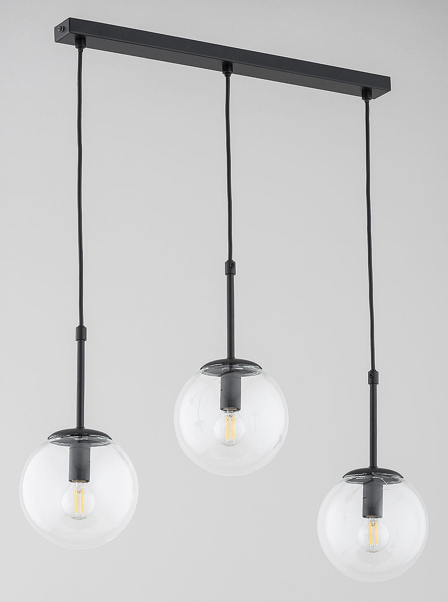 Lampa wisząca Sebia 3xE14 w kolorze czarnym z metalowym stelażem i trzema szklanymi kloszami w kształcie kul. Klosze zawieszone na długich linkach, z widocznymi żarówkami. Ujęcie frontalne, na jednolitym tle.