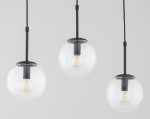 Lampa wisząca Sebia 3xE14 w kolorze czarnym, składająca się z trzech szklanych kul, zawieszonych na cienkich czarnych linkach. Kule mają przezroczyste wykończenie z widocznymi żarówkami E14 wewnątrz. Tło jasnoszare, proste.