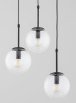 Lampa wisząca Sebia z trzema szklanymi kloszami w formie kul, zawieszona na czarnych kablach. Każdy klosz ma czarną podstawę i widoczny żarówki E14. Tło jasnoszare, produkt w pozycji wiszącej.
