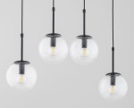 Lampa wisząca Sebia czarna z czterema przezroczystymi kloszami w kształcie kul. Klosze zawieszone na czarnych przewodach, z widocznymi żarówkami E14. Prosta, nowoczesna forma, umieszczona na jasnym tle.