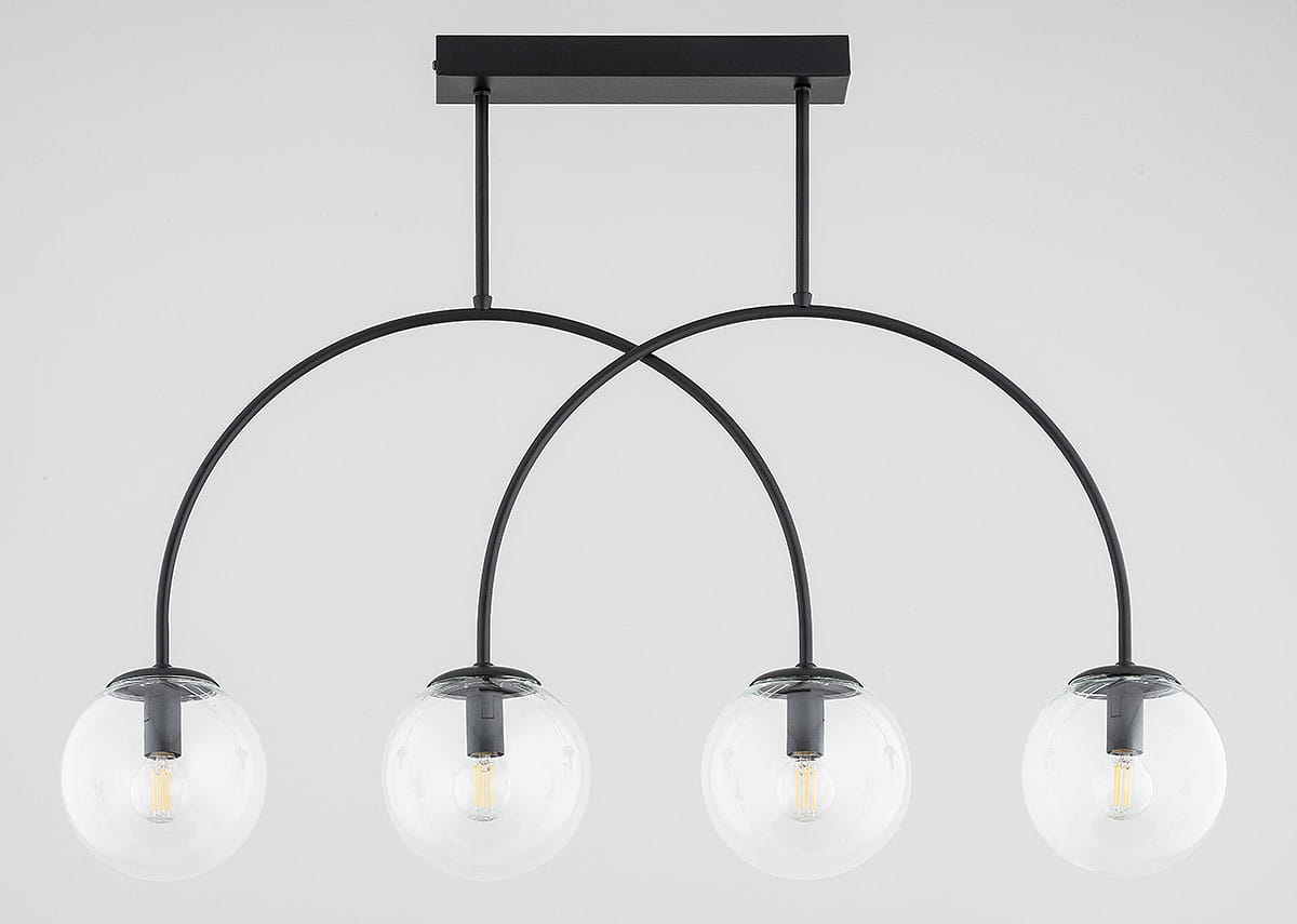Lampa wisząca Dilar z czarnym metalowym stelażem, składająca się z czterech szklanych kloszy w formie kul. Ujęcie frontalne, z lekkim zaokrągleniem ramion. Klosze z żarówkami E14, zawieszone na prostokątnej podstawie. Tło jasne, minimalistyczne.
