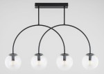 Lampa wisząca Dilar z czarnym metalowym stelażem, składająca się z czterech szklanych kloszy w formie kul. Ujęcie frontalne, z lekkim zaokrągleniem ramion. Klosze z żarówkami E14, zawieszone na prostokątnej podstawie. Tło jasne, minimalistyczne.