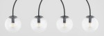 Lampa wisząca Dilar 4xE14 w kolorze czarnym z czterema przezroczystymi kloszami w kształcie kul, zawieszona na elastycznych przewodach. Klosze mają metalowe mocowania, tworząc nowoczesny wygląd. Tło białe, co podkreśla detale lampy.