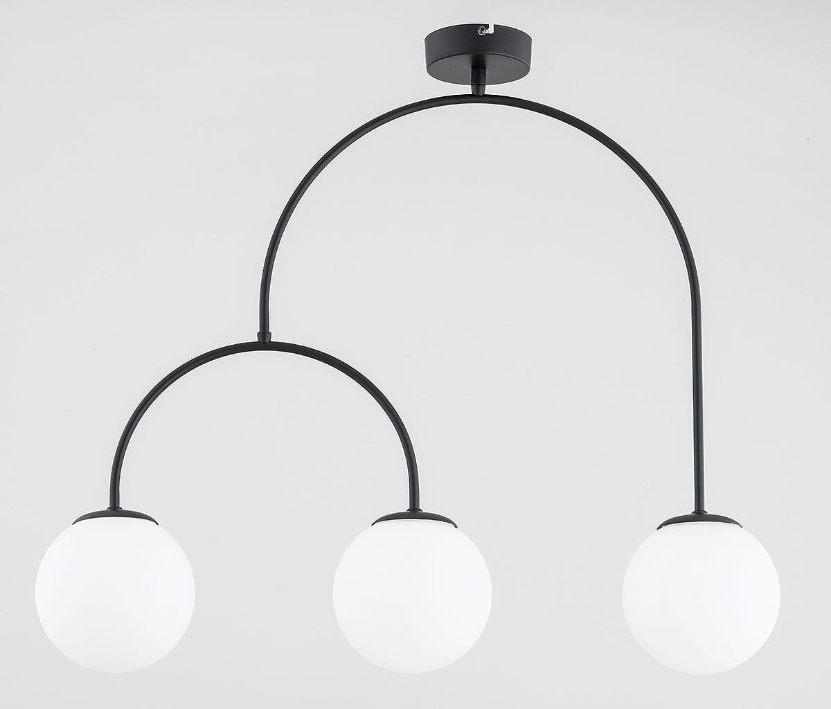 Lampa wisząca Dilar II w kolorze czarnym, z trzema kulistymi kloszami z białego szkła, zawieszona na łukowatych ramionach. Ujęcie frontalne, prezentujące elegancki design i nowoczesny styl.