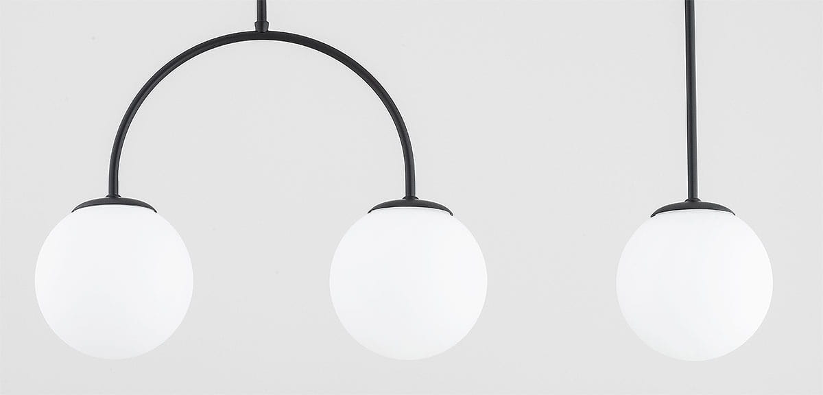 Lampa wisząca Dilar II z trzema oprawami E14, w kolorze czarnym. Posiada okrągłe, białe klosze zawieszone na łukowatym ramieniu. Ujęcie frontalne, produkt wisi w powietrzu na jednolitym tle.