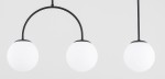 Lampa wisząca Dilar II z trzema oprawami E14, w kolorze czarnym. Posiada okrągłe, białe klosze zawieszone na łukowatym ramieniu. Ujęcie frontalne, produkt wisi w powietrzu na jednolitym tle.