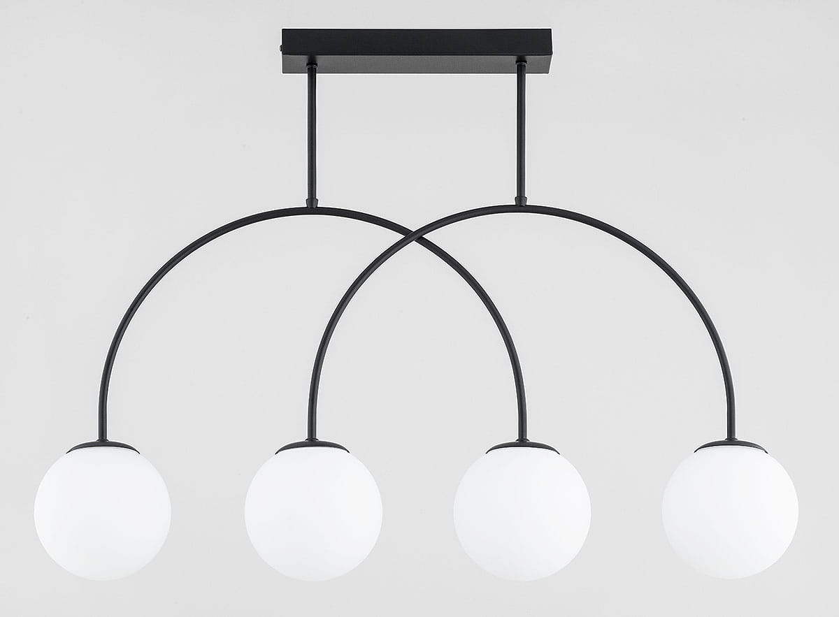 Czarna lampa wisząca Dilar II z 4 kloszami E14 w formie białych, okrągłych kul. Konstrukcja z metalowych łuków w stylu minimalistycznym, zamontowana na prostokątnej podstawie. Ujęcie frontalne.