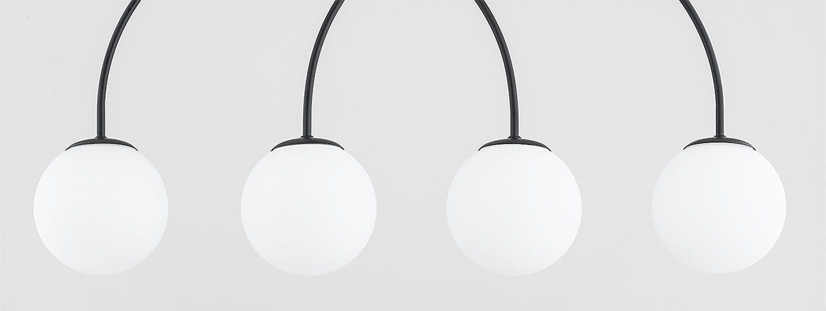 Czarna lampa wisząca Dilar II z czterema kulistymi kloszami z matowego szkła, zawieszona na łukowatych ramionach. Produkt widoczny z przodu, na jasnym tle, bez dodatkowych elementów dekoracyjnych.