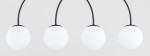Czarna lampa wisząca Dilar II z czterema kulistymi kloszami z matowego szkła, zawieszona na łukowatych ramionach. Produkt widoczny z przodu, na jasnym tle, bez dodatkowych elementów dekoracyjnych.