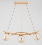 Lampa wisząca Sana z trzema oprawami na żarówki E14, z drewna w naturalnym kolorze i złotymi akcentami. Zawieszona na cienkich kablach, z półkulistymi kloszami w kolorze przezroczystym, z minimalistycznym drewnianym elementem dekoracyjnym.