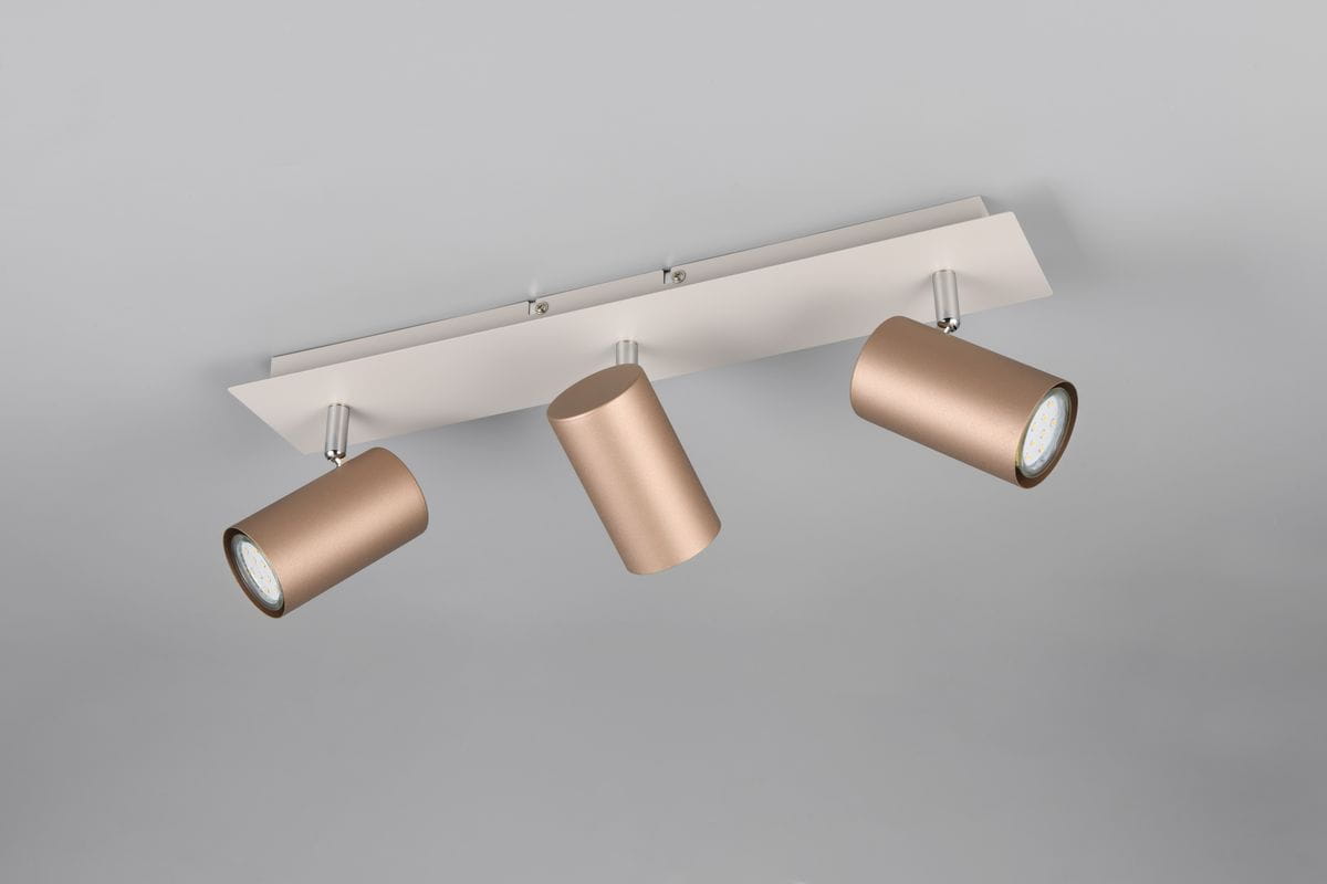 Lampa sufitowa Marley z trzema reflektorami GU10 w białym metalowym uchwycie, z cylindrycznymi kloszami w kolorze kawowym. Reflektory są regulowane, co pozwala na skierowanie światła w różnych kierunkach. Montaż sufitowy, nowoczesny design.