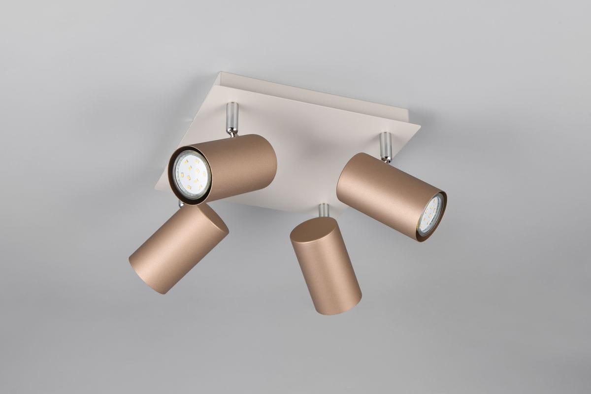 Lampa sufitowa Marley z czterema spotami, w kolorze białym i kawowym. Metalowe klosze w odcieniu kawowym, zamontowane na prostokątnej, białej podstawie. Ujęcie frontalne, pokazujące wszystkie cztery źródła światła.
