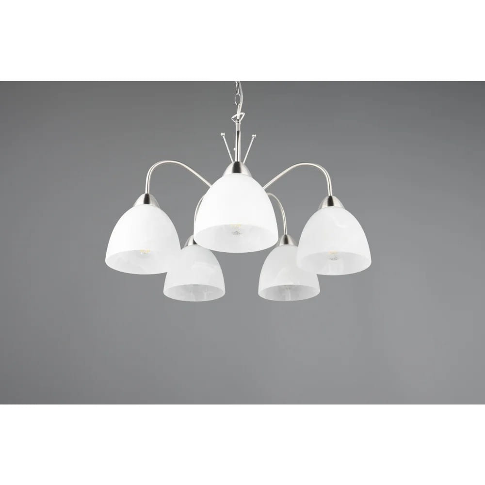 Lampa wisząca Dobby z pięcioma kloszami w kolorze białym, wykonana z materiału półprzezroczystego. Elementy metalowe w kolorze niklowym. Ułożona w sposób rozłożysty, zawieszona na długim łańcuchu. Tło w odcieniu szarym.