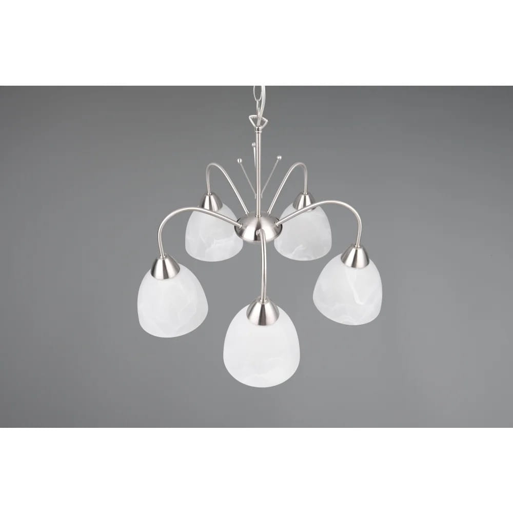 Lampa wisząca Dobby w kolorze niklowym z pięcioma kloszami z mlecznego szkła. Klosze mają owalny kształt, a metalowe elementy są błyszczące. Ujęcie z góry, pokazujące całą konstrukcję oraz detale mocowania.