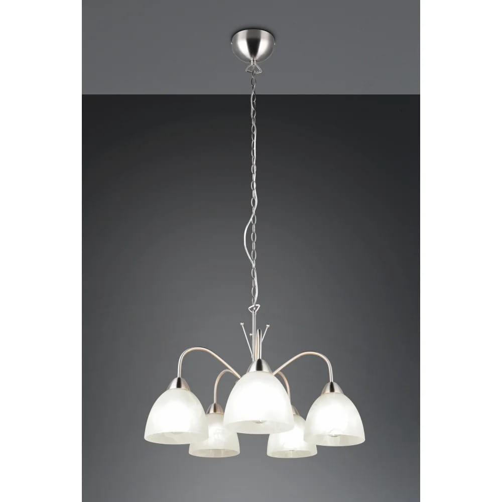 Lampa wisząca Dobby z pięcioma kloszami w kształcie dzwonów, wykonana z matowego szkła, zawieszona na niklowanym stelażu. Klosze w białym kolorze, zamontowane na elastycznych ramionach, wisi na łańcuszku. Tło ciemnoszare.
